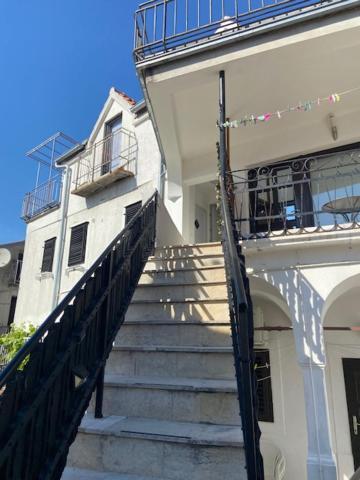 Town Centre Apartment *